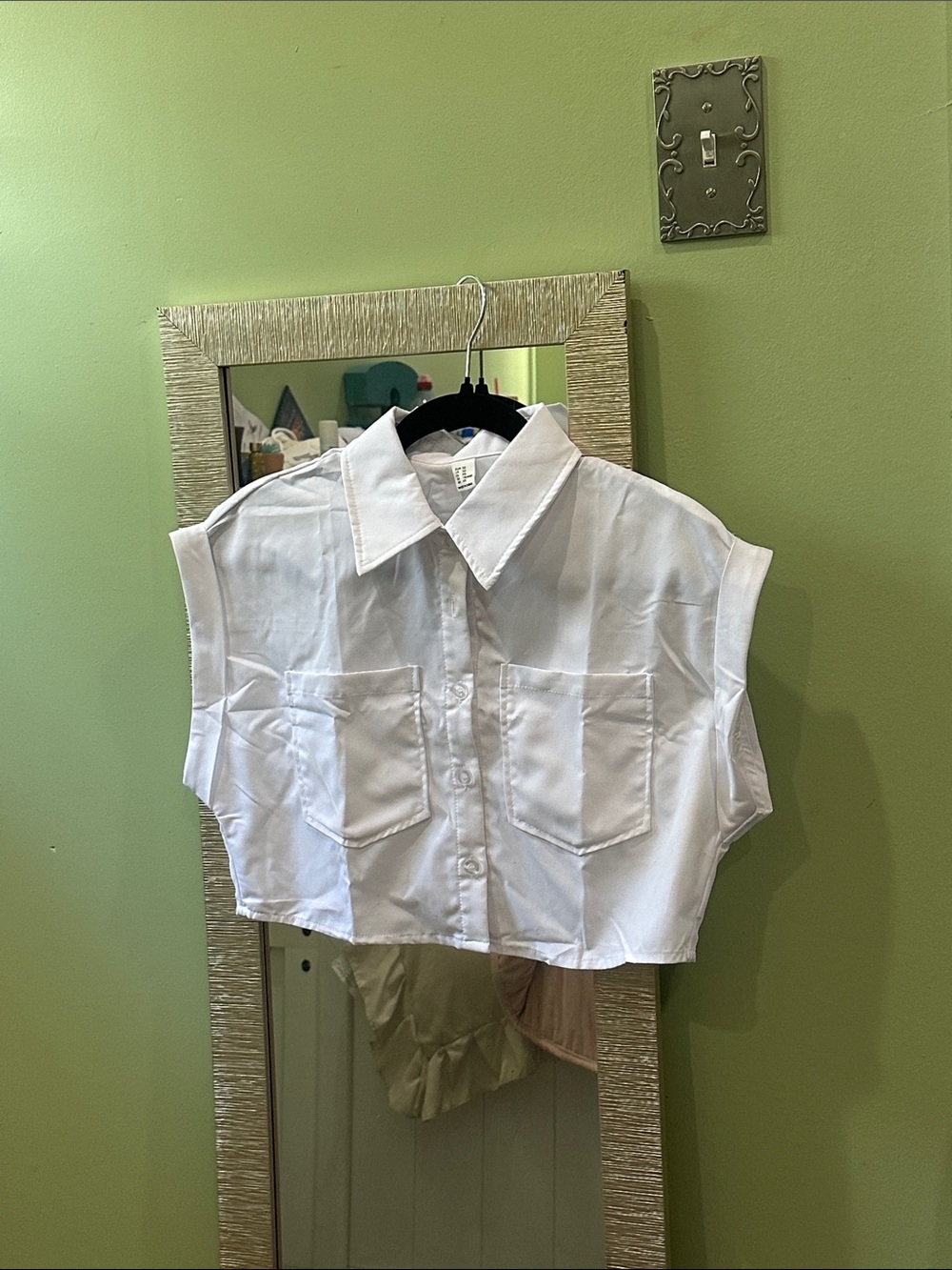 VERDUSA: Cropped Shirt Sleeve Button Up Top